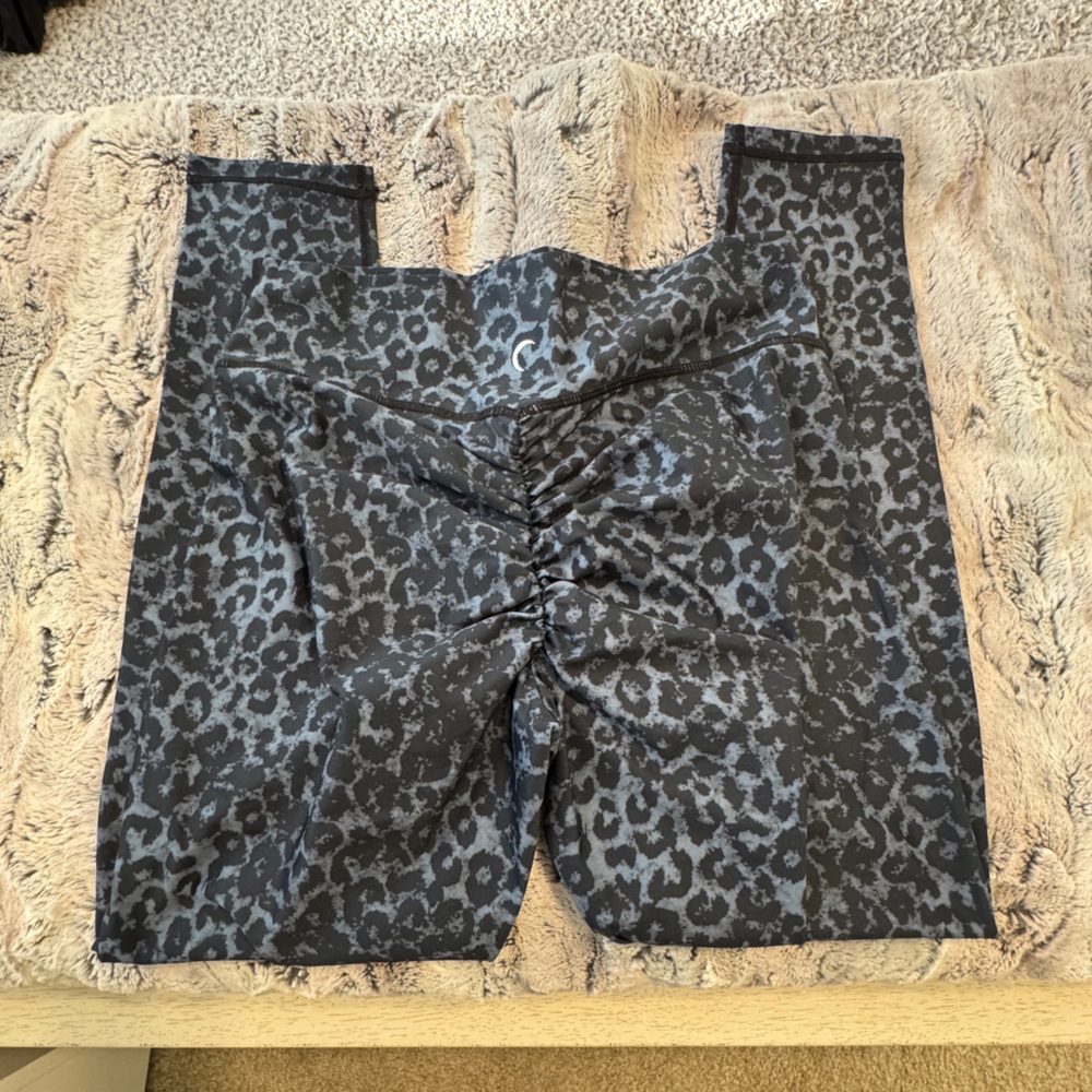 Zyia Scrunch Butt Blue/Gray Leopard Print Leggings